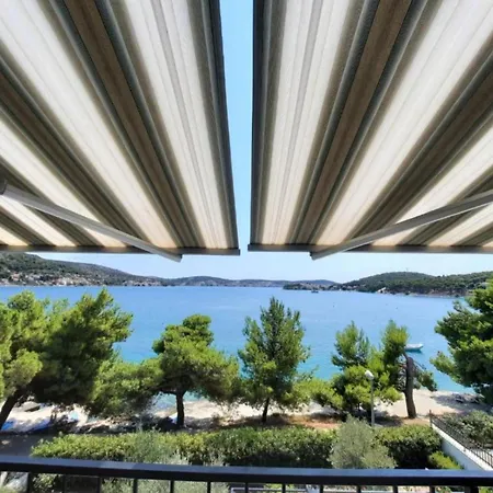 Апартаменты Cozy Beachfront Rogoznica *