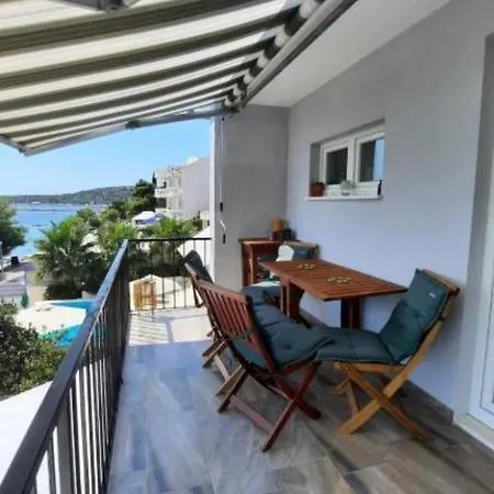 Cozy Beachfront Rogoznica Апартаменты