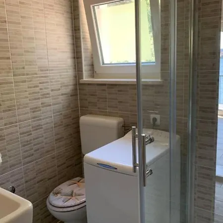 Cozy Beachfront Rogoznica Апартаменты *