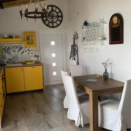 Cozy Beachfront Rogoznica *