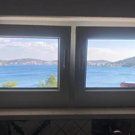 Cozy Beachfront Rogoznica